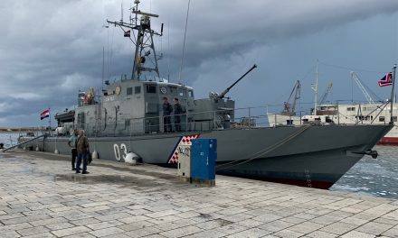 Hrvatski ratni brod u riječkoj luci