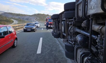 Bura prevrnula kamion na autocesti kod Hreljina