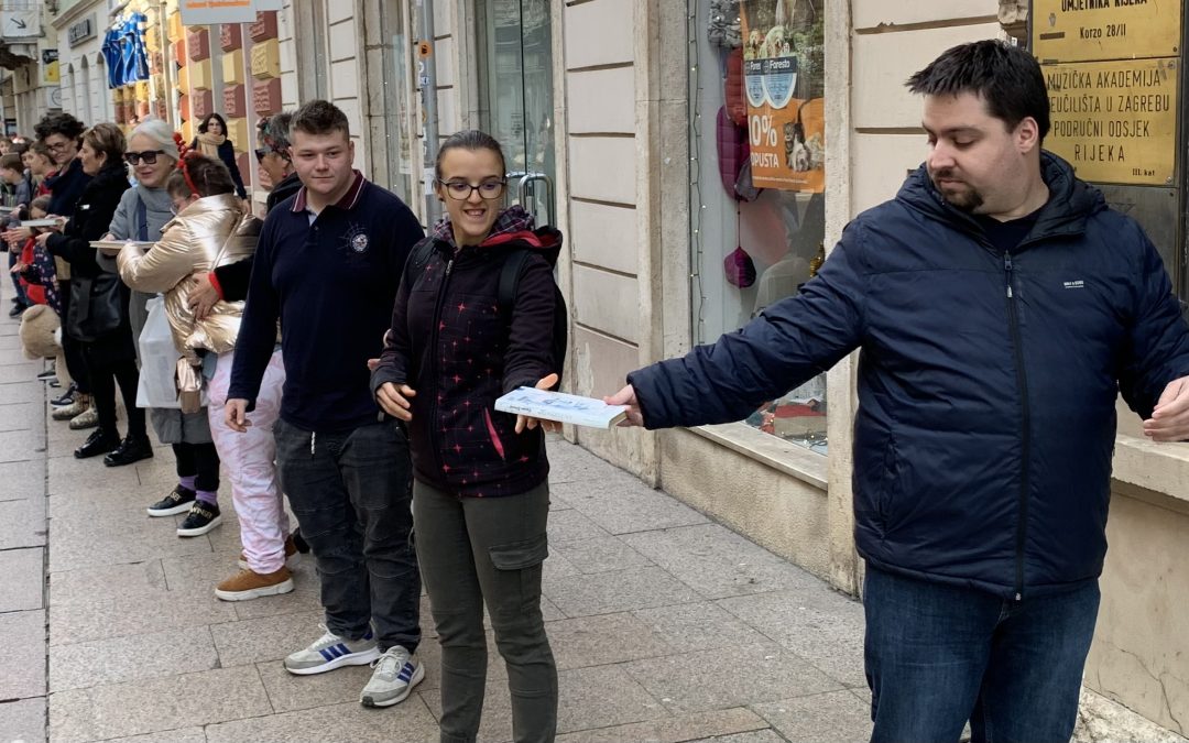 Lanac ljudi prenosi zadnje knjige u novu Gradsku knjižnicu Rijeka