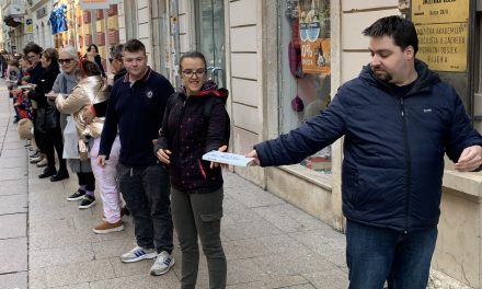 Lanac ljudi prenosi zadnje knjige u novu Gradsku knjižnicu Rijeka