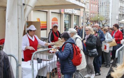 Na tradicionalnoj marendi na riječkom Korzu uoči Uskrsa podijeljeno 2.500 porcija friganih ribica