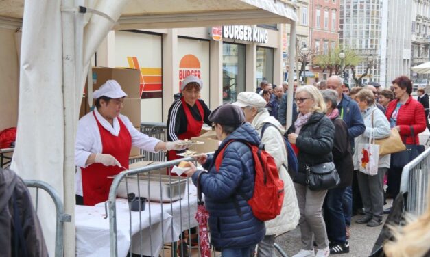 Na tradicionalnoj marendi na riječkom Korzu uoči Uskrsa podijeljeno 2.500 porcija friganih ribica