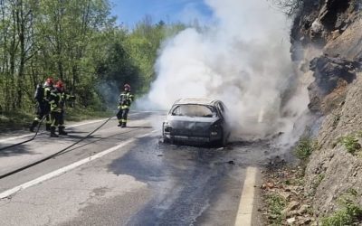 Na “staroj cesti” Rijeka – Zagreb kod Vrbovskog izgorio automobil unatoč brzoj intervenciji vatrogasaca