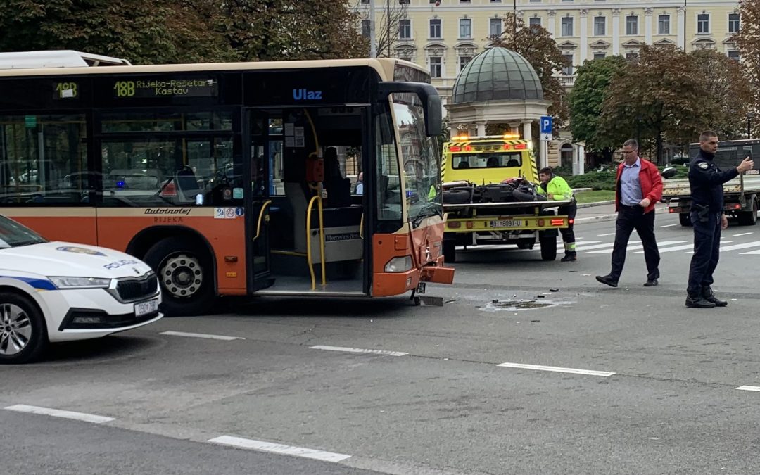 Sudar autobusa Autotroleja i dostavljača na motoru