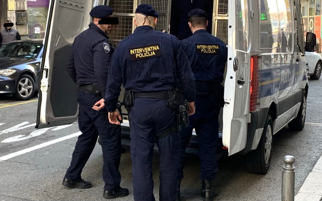 Zaustavila ga specijalna policija, on iz auta odbacio “joint”. Njemu i suputniku u autu zaplijenjena marihuana i sintetska “trava”