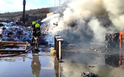 Ugašen požar velike hrpe otpada u krugu Metisa na Kukuljanovu, jedan vatrogasac ozlijeđen u intervenciji