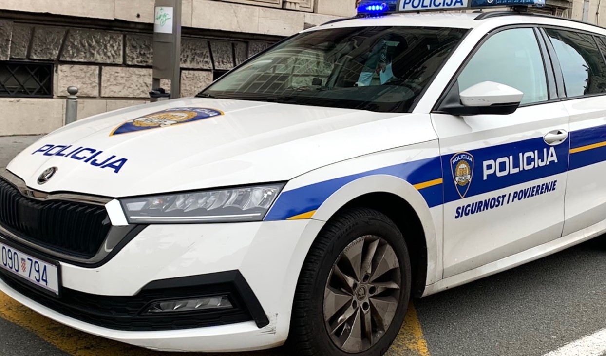 policija-auto-zaustavljen