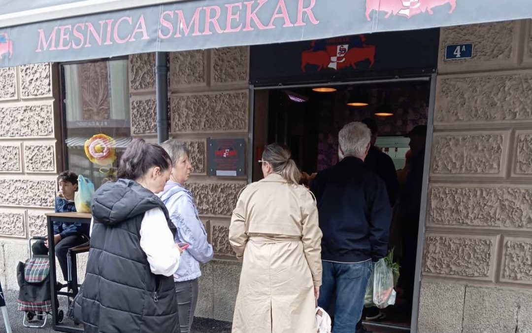 Gužva na glavnoj riječkoj tržnici na Veliki petak, redovi i u mesnicama i na zelenim štandovima