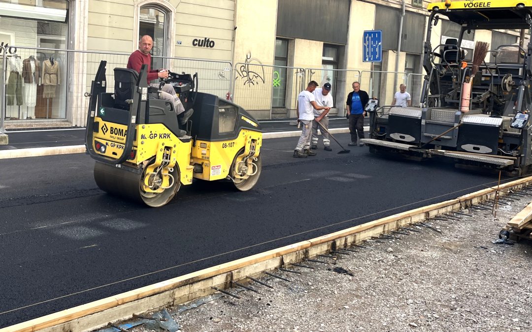 (FOTO, VIDEO) Počelo asfaltiranje kolnika u Adamićevoj ulici!