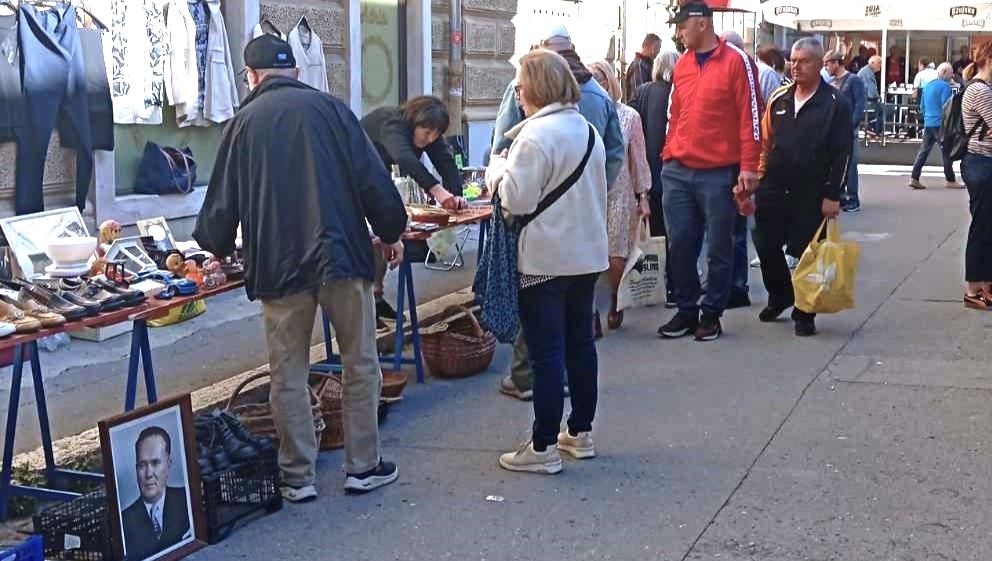 Tržnica Brajda u nedjelju postaje buvljak i svojevrsni vremeplov: od prvih mobitela za 5 eura do ploča Čobija i Tereze
