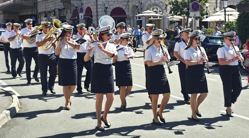 Defile puhačkih orkestara glavnom opatijskom ulicom