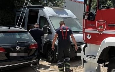 Požar na kombiju na parkiralištu u Krku, vatrogasci spriječili širenje vatre na druga vozila