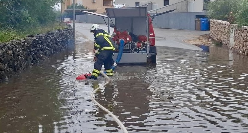 Vatrogasci u županiji imali 80 intervencija nakon velike kiše, angažirana 244 vatrogasca s 86 vozila