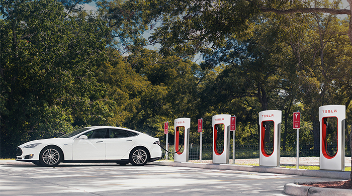 Go further in your electric cars: Tesla and Airbnb partners up