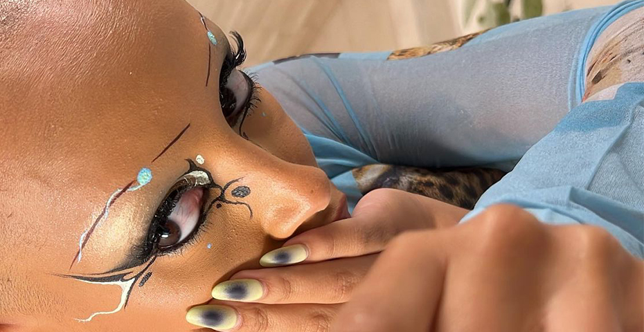 Doja Cat shaved her eyebrows off and it looks hot, actually