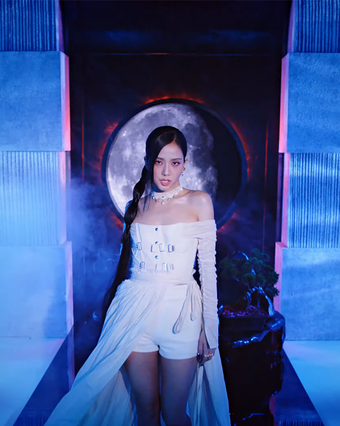 BLACKPINK Make Corsets, Y2K Fashion, and Other Trends Venomous in New Music  Video