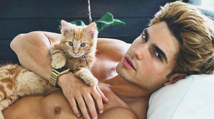 #InstaLove: Hot dudes with kittens