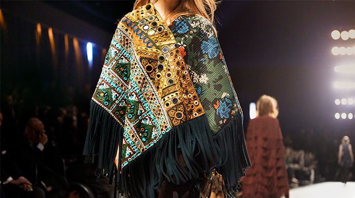 Burberry’s fringed poncho: a brilliant play of texture and prints