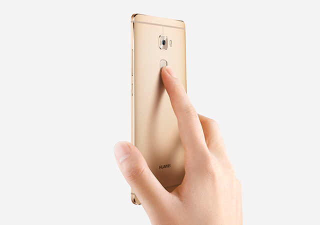 Taking selfies is much more intuitive using the fingerprint sensor located at the back of the Mate S