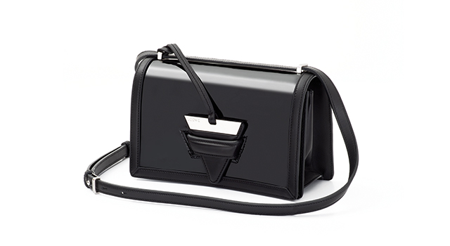 The quick flash of metallic elevates this new icon of Loewe. The adjustable strap allows it to be worn as either a crossbody or a shoulder bag.