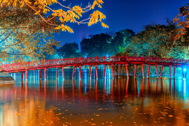 huc bridge Hoan Kien Lake