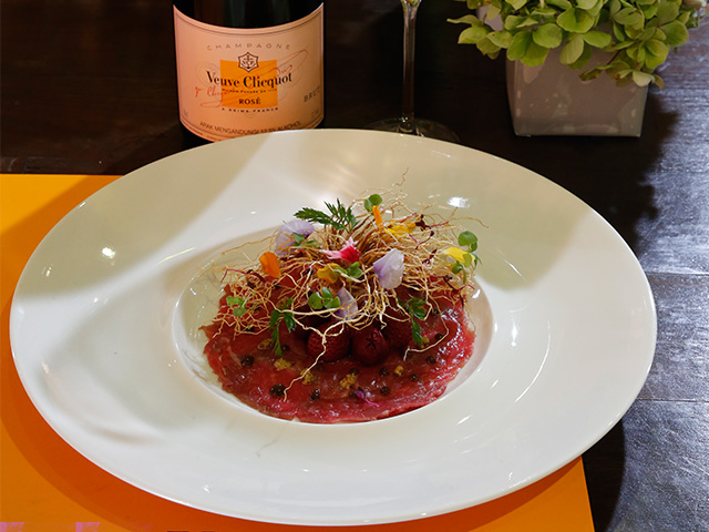 Grain-fed lamb eye of short loin carpaccio with a confit of strawberries and champagne mustard