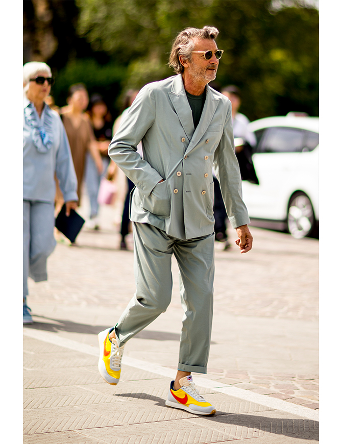 Attention guys: This is the right way to wear a suit with sneakers | BURO.