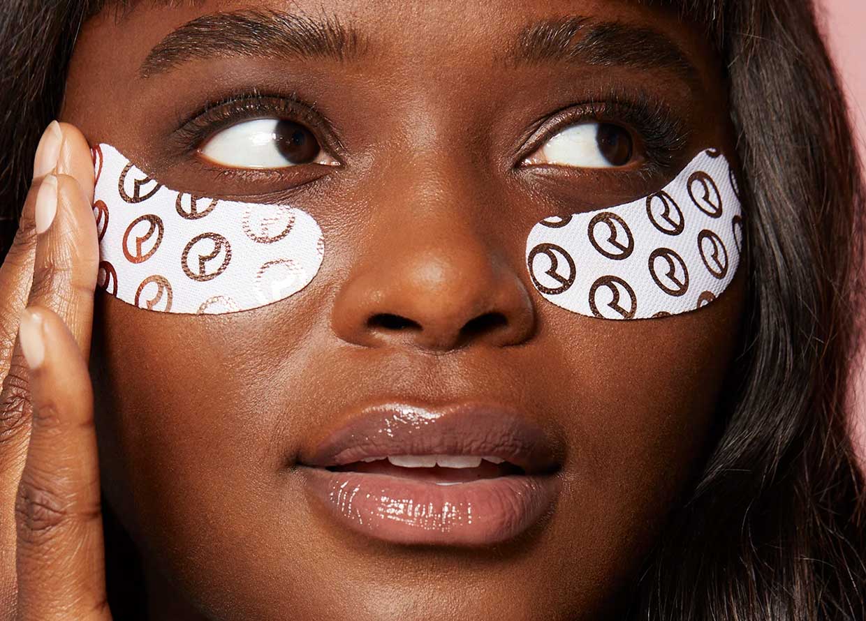 DIY Eye Patches That Will Brighten And DePuff Your Under Eyes