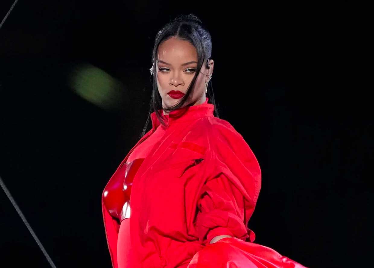 These are the exact beauty products Rihanna used for her Superbowl makeup