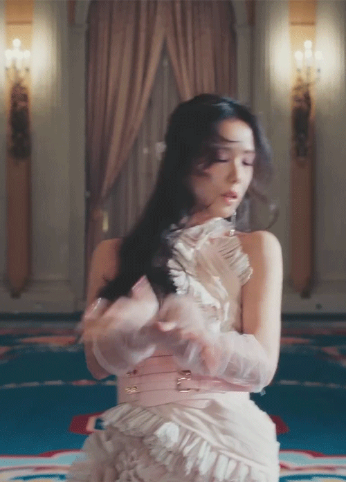 Style ID: All the best looks from Jisoo’s ‘Flower’ music video