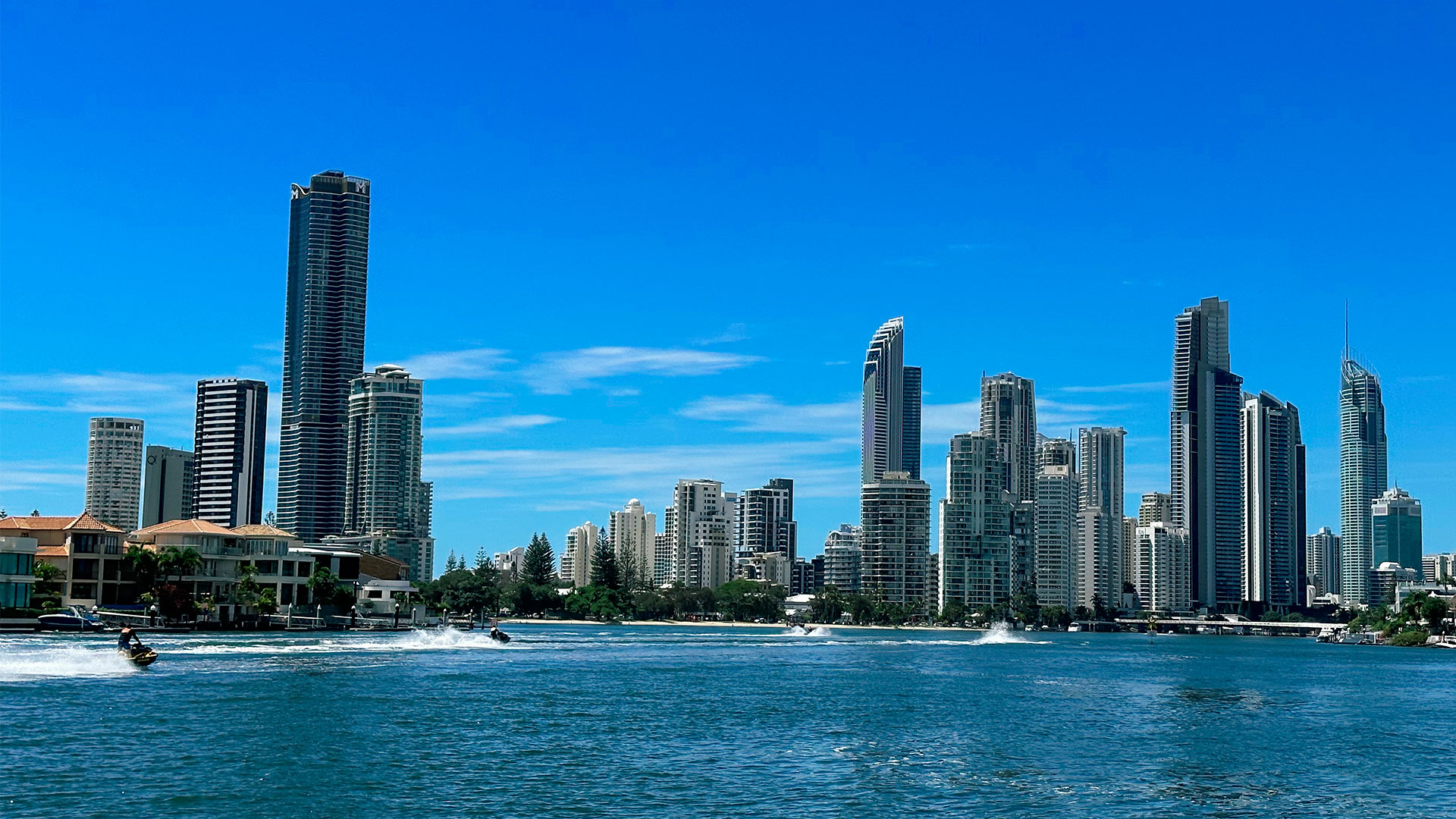 The Vibrant Surfers Paradise - Hopo