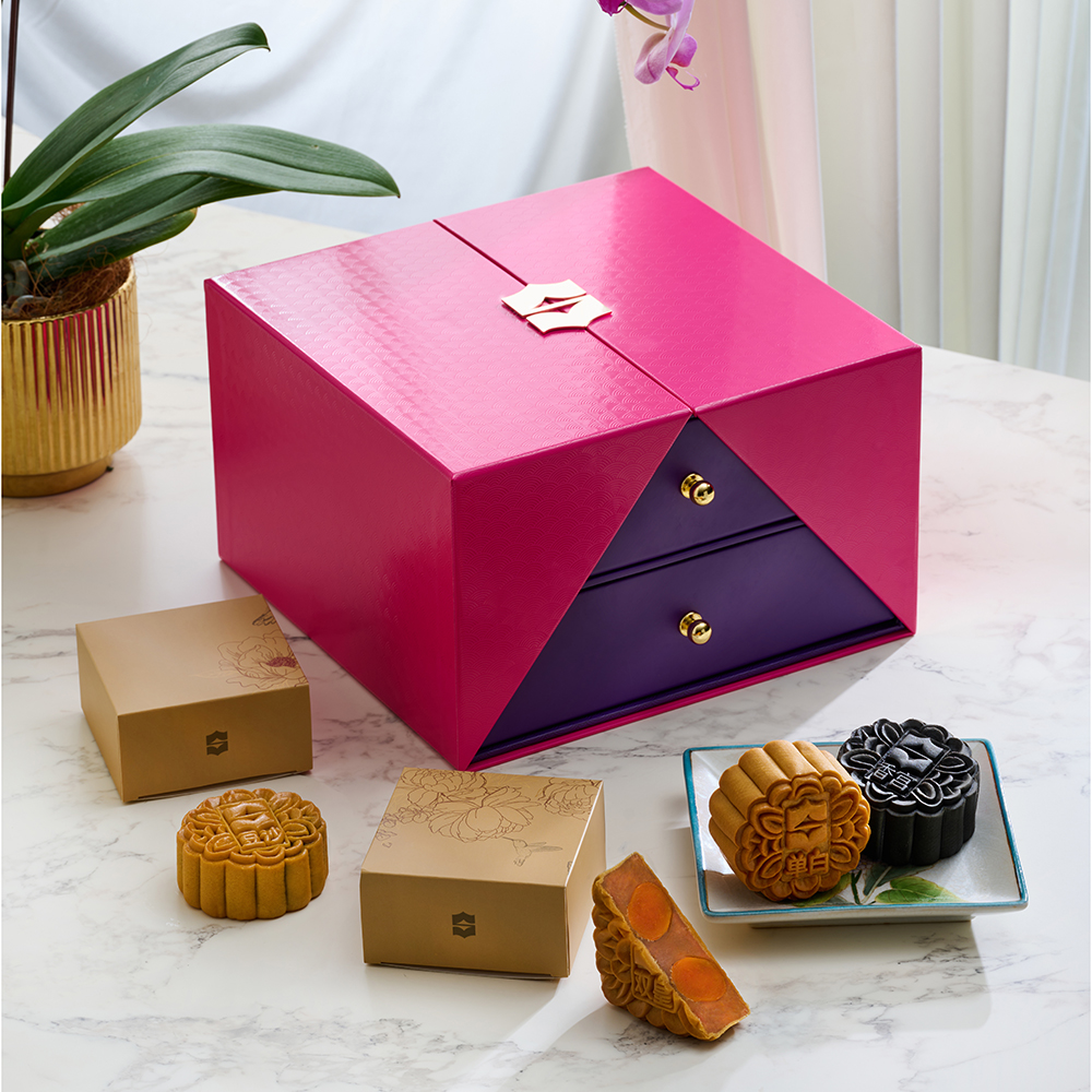 Ultra-Luxe Mooncake Gift Boxes : luxurious mooncake gift box