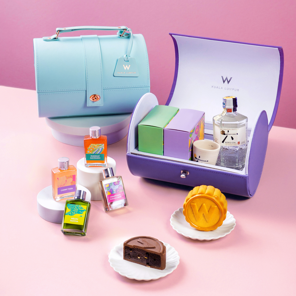 Giftbox -Christian Dior Cruise 2023 Moon Cake SET, Food & Drinks