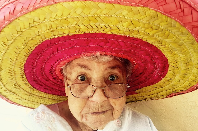 Pessoa idosa com chapéu colorido