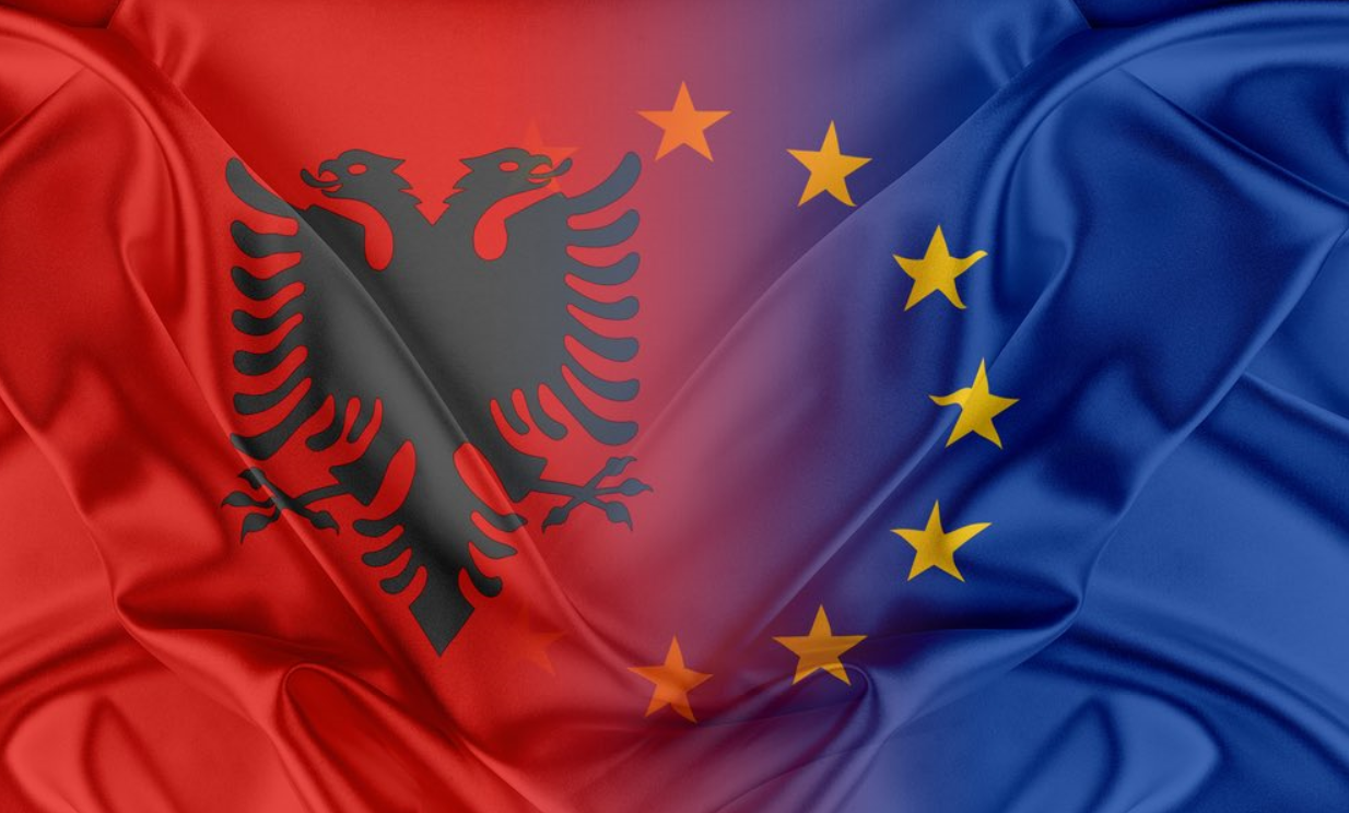 shoqërinë shqiptare