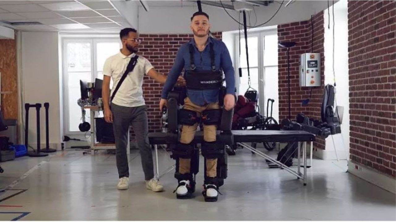 Një robot ndihmon përdoruesit e karrigeve me rrota të ecin