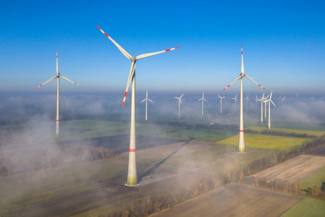 Němci instalují v průměru jednu větrnou turbínu každé dva dny, ani to ale nestačí na dosažení cíle vytčeného v oblasti zelených energií.