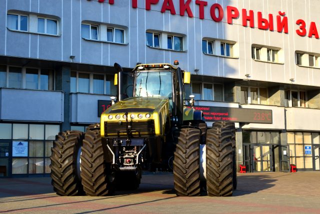 Tradičním odvětvím je výroba těžkotonážních traktorů, jako je nový, nejrobustnější model Belarus 5022.