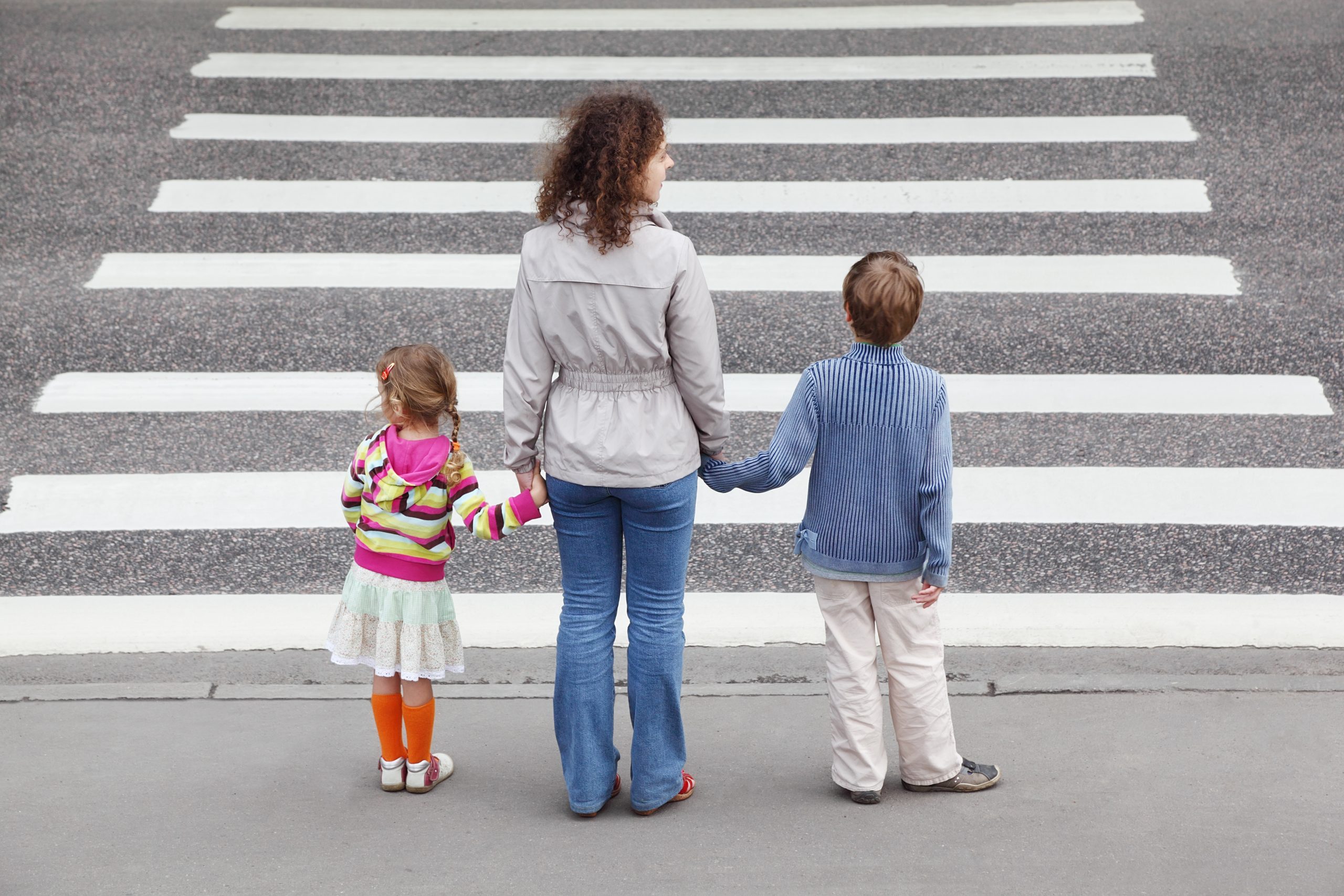 Cross the road. Дети на дороге. Пешеход на дороге. Дети пешеходы. Дорогие дети.