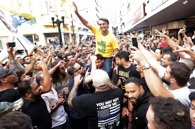 Během voleb nosil dav Bolsonara na rukou, nepopulární změny, jako je posunutí věkové hranice pro odchod do důchodu, ale Brazilci polykají těžko.