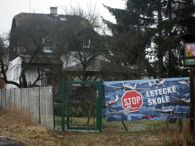 Proti letecké škole na letišti v Karlových Varech protestovala řada obyvatel