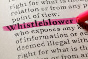 Slovo Whistleblower podbarveno ve slovníku, Ilustrační fotografie