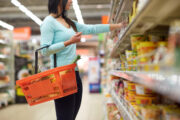 Žena nakupuje potraviny, Ilustrační fotografie