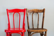Červená a dřevěná židle, Ilustrační fotografie