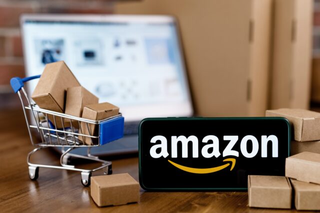 Nákup zboží přes Amazon, ilustrační fotografie