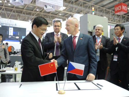 Slavnostní podpis dohody o založení dceřiné společnosti firmy Hestego v provincii Jiangsu za přítomnosti ministra Jana Mládka