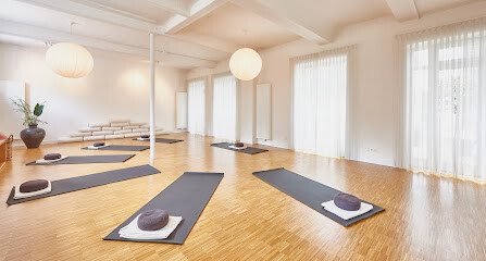 Yoga im Hof