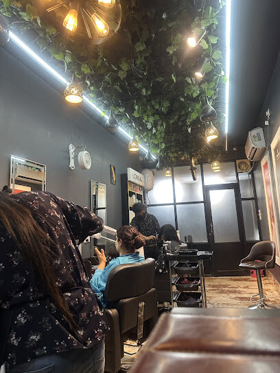 BLACK UNISEX SALON SOPORE