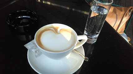 Le Petit Cafe