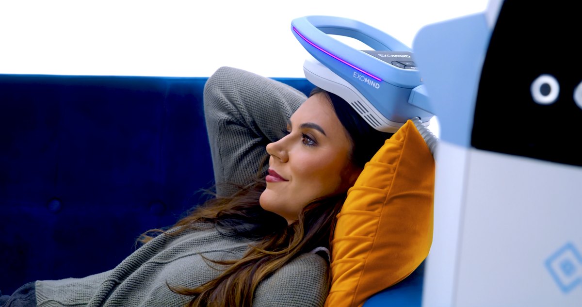 An EXOMIND™ session with the ExoTMS™ applicator positioned over the head